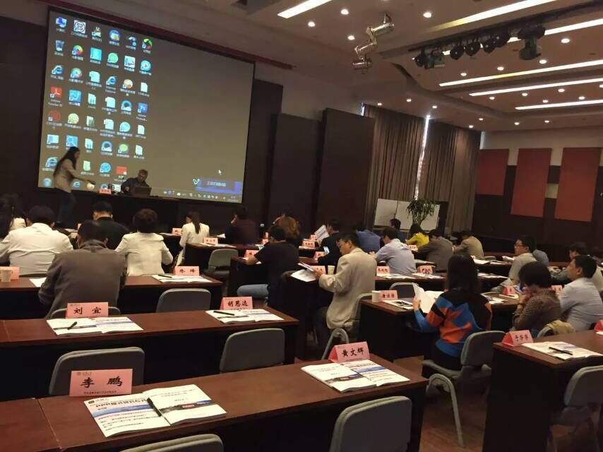 清華大學PPP模式班學員們聽老師認真講課